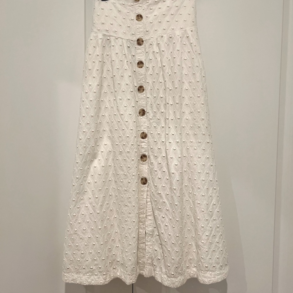 Fun skirt that’s perfect for summer. White eyelet inspired with button detail.